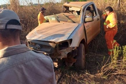 Passageiro de Hilux morre após colisão com caminhão