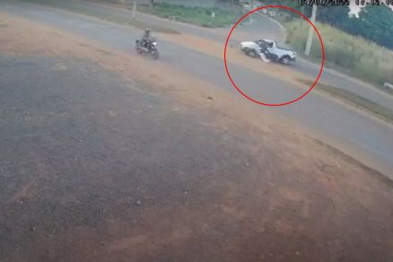 Jovem de 19 anos morre após colidir motocicleta em veículo