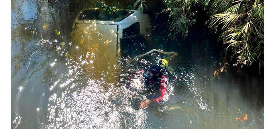 Carro cai dentro de córrego e uma pessoa morre