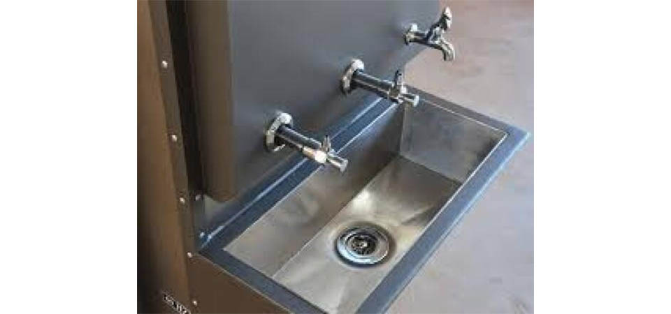 Homem é achado morto ao lado de bebedouro que dava choque