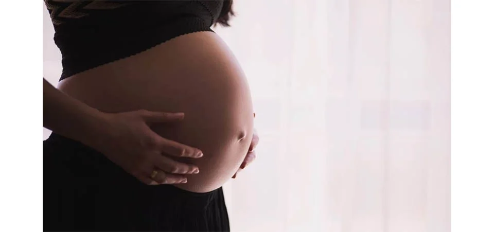 Menina de 13 anos engravidou ao brincar de “roleta russa”: entenda. Vídeo