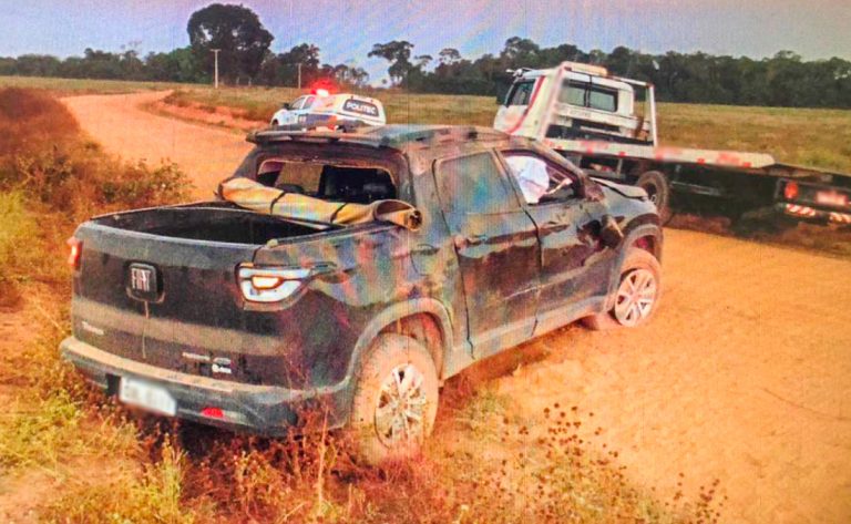 Carro capota em estrada e criança morre