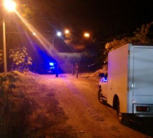 Mulher é assassinada com facadas e pauladas e corpo jogado em buraco de esgoto