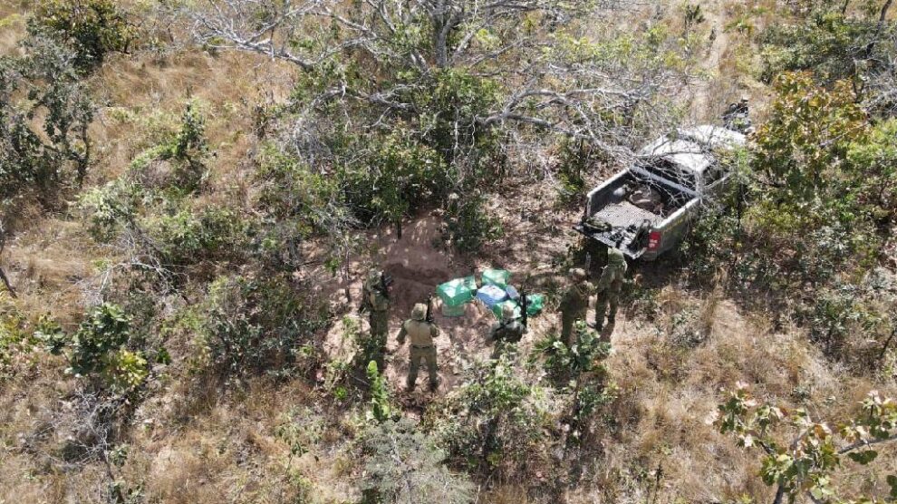 Gefron, PF e Exército encontram destroços de aeronave e apreendem 218 kg de cocaína