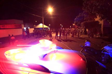 Criança de 2 anos liga carro do pai, atropela e mata prima de 3