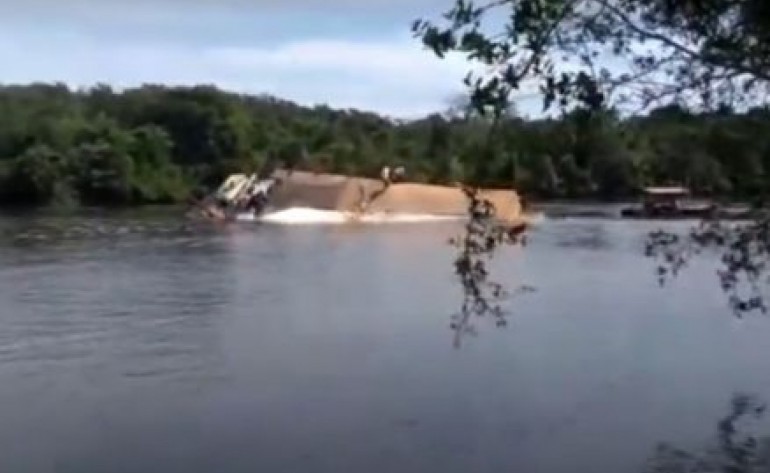 Balsa não suporta peso, vira e derruba carreta no rio