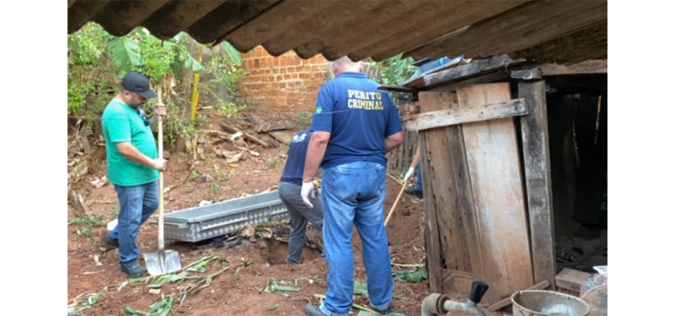Funcionário de fazenda vê braço exposto no chão e encontra corpo enterrado em fazenda