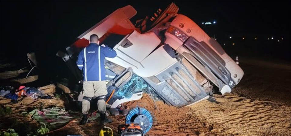 Mulher grávida morre prensada depois de tombamento de carreta