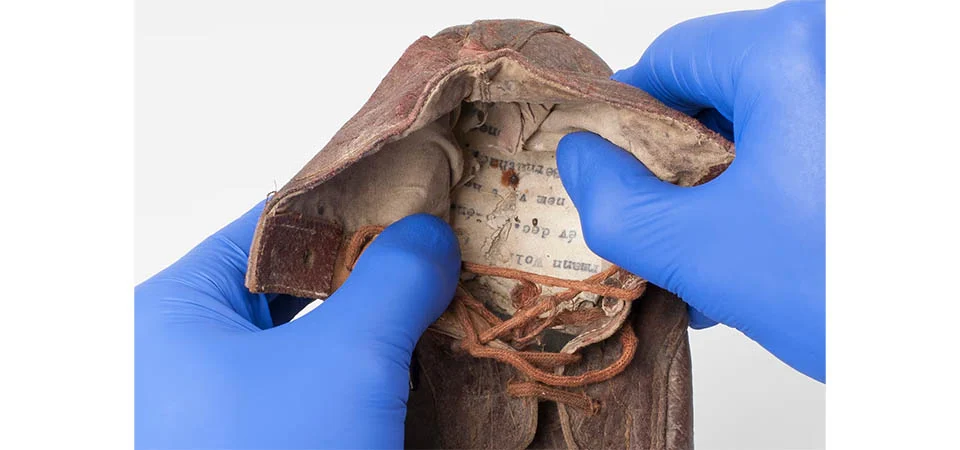 Bilhete em sapato revela, 80 anos depois, identidade de menino morto em Auschwitz