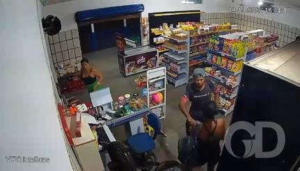 Homem mata a companheira dentro de mercado