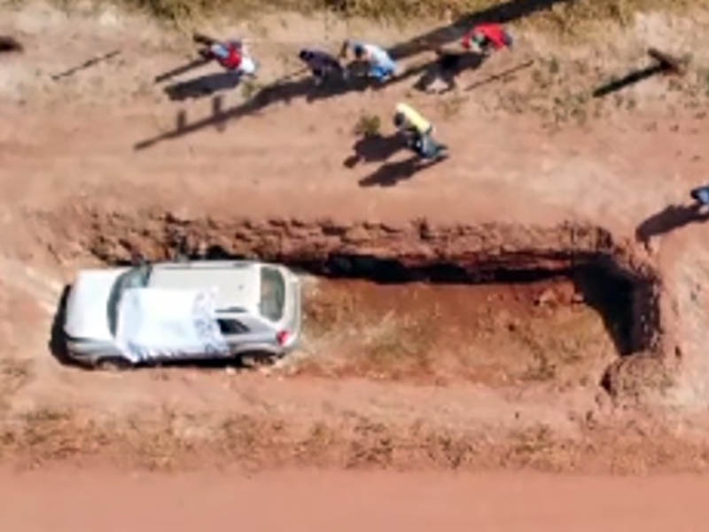 Homem morre preso às ferragens após carro cair em vala