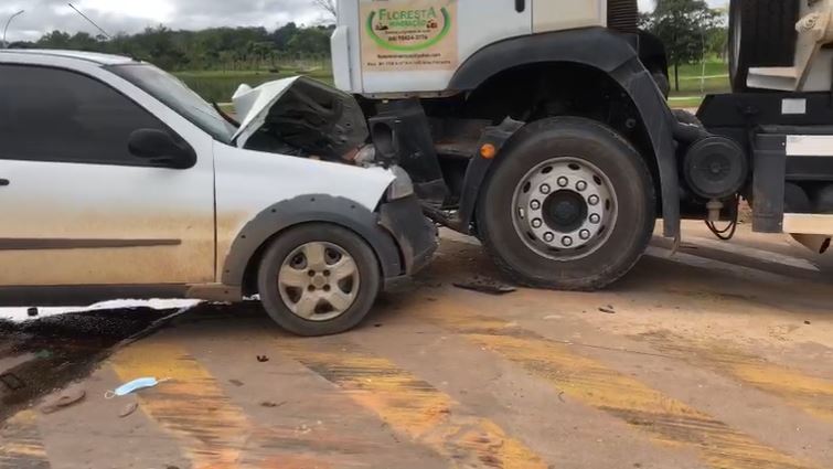 Mulher morre em acidente entre picape e dois caminhões