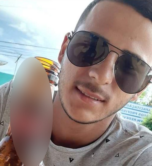 Jovem morre após se chocar com carreta estacionada