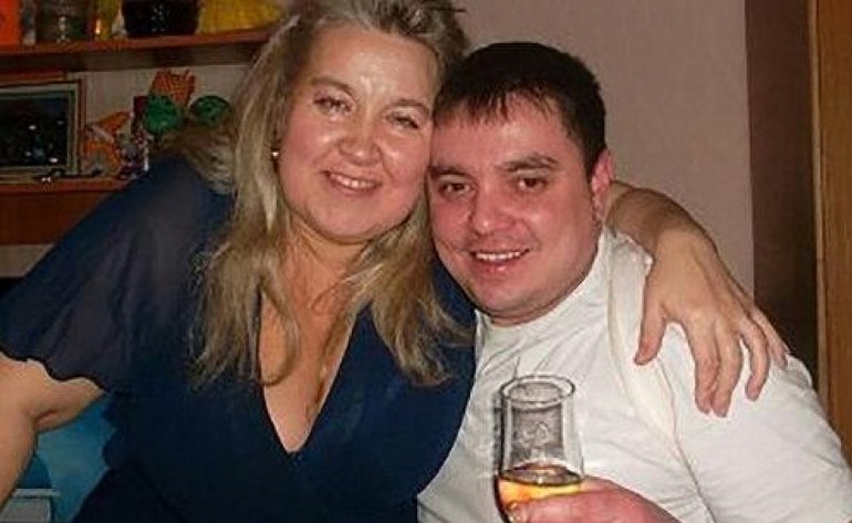 Mulher é presa após asfixiar e matar marido com bunda