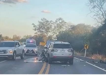 Acidente entre dois veículos deixa 3 mortos na estrada da guia