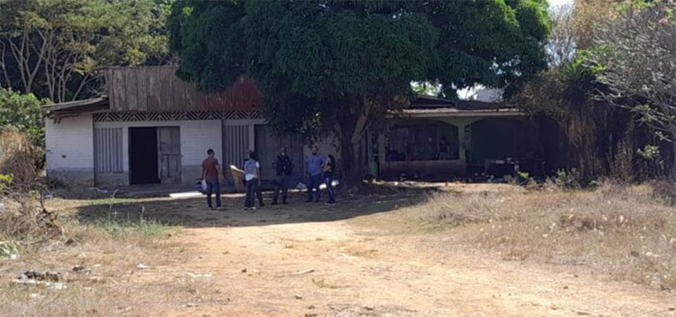 Corpo é encontrado escondido embaixo de sofá com indícios de homicídio
