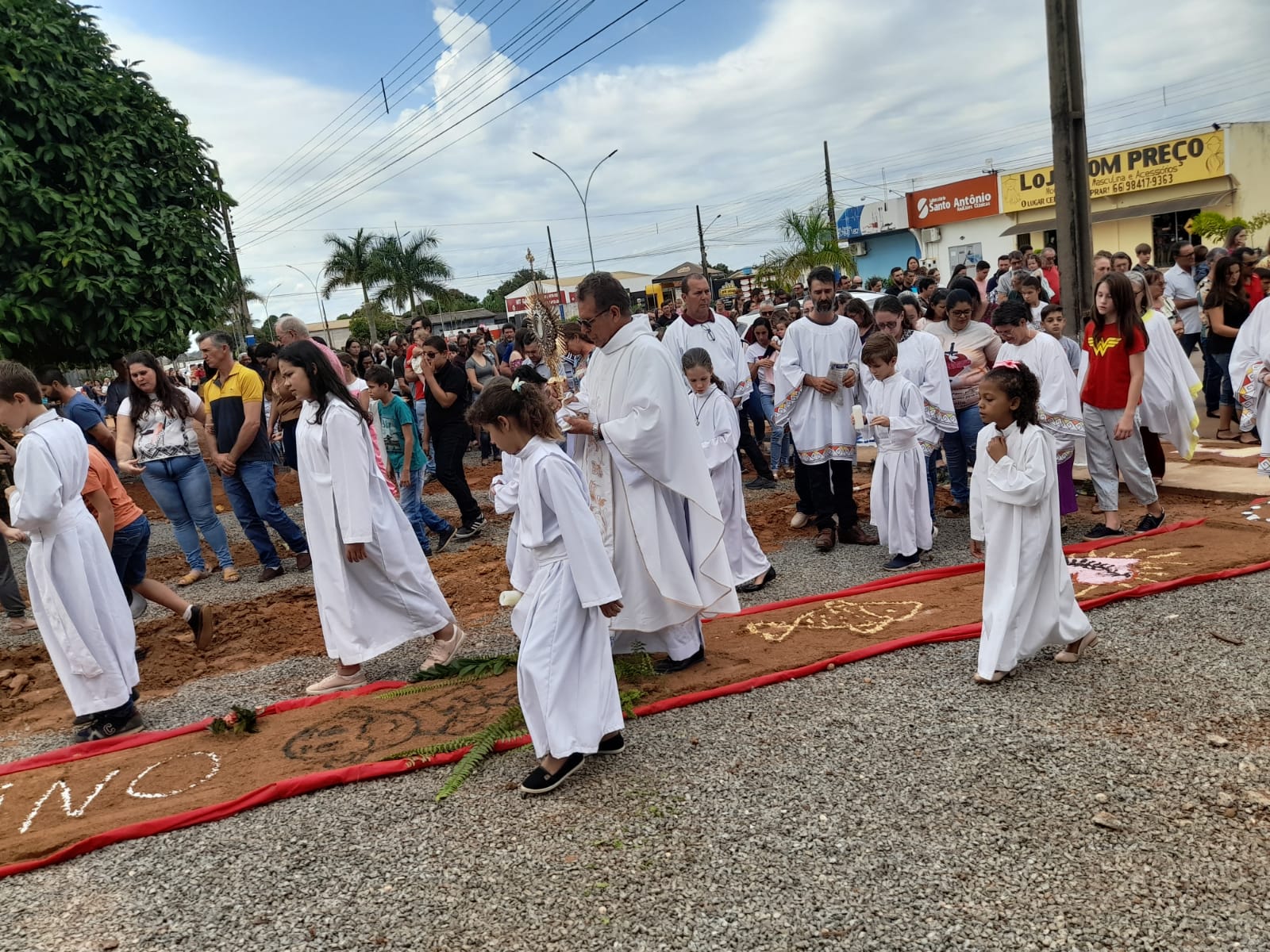 Itanhangá: Católicos participam da Santa Missa e procissão de Corpus Christi. Fotos e Vídeo