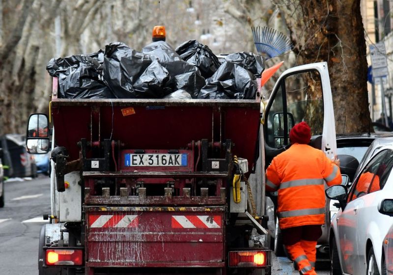 Coletores de lixo encontram bilhete premiado de 1 milhão de euros da loteria e devolvem à dona