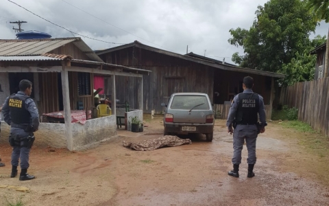 Homem é assassinado com três tiros neste domingo