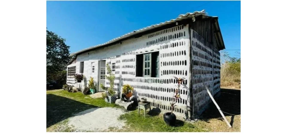 Do lixo à moradia: mãe e filha constroem casa com 8 mil garrafas