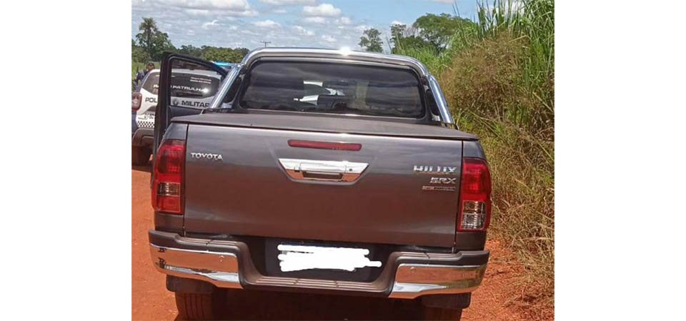 Jovem de 22 anos morre ao bater Hilux em traseira de caminhão