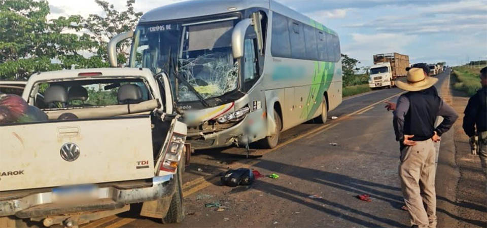 Caminhonete com 8 indígenas bate em ônibus, um morre