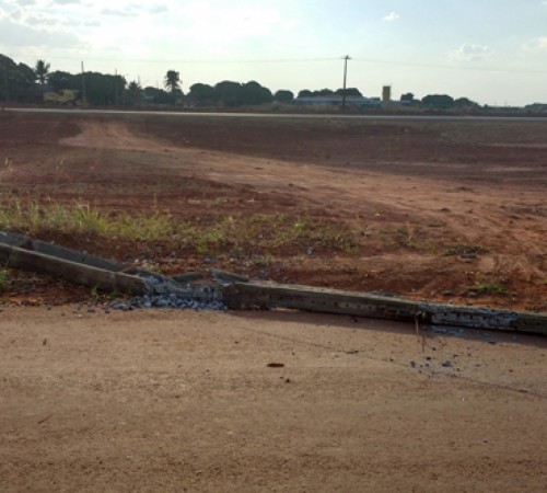 Itanhangá: caminhão com excesso de altura derruba poste e provoca incêndio em vegetação