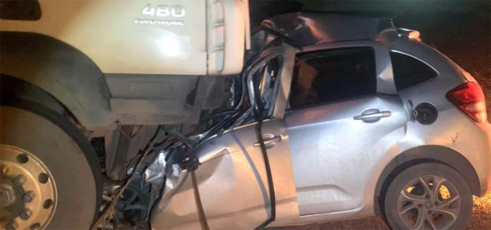 Jovens de 20 anos morrem em batida entre Citroen C3 e caminhão