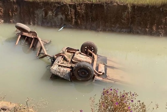 Três irmãos e amigo morrem após carro cair em dreno de rodovia