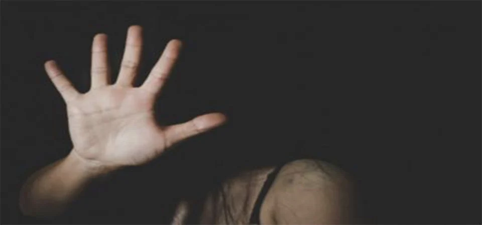 Homem tenta estuprar amiga da esposa que dormia na casa do casal