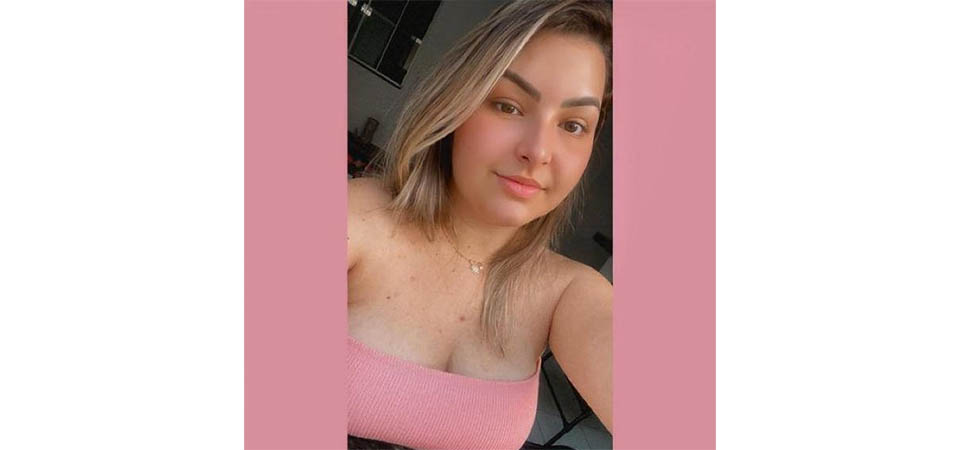 Carro fura sinal vermelho, bate em moto e mata jovem de 23 anos