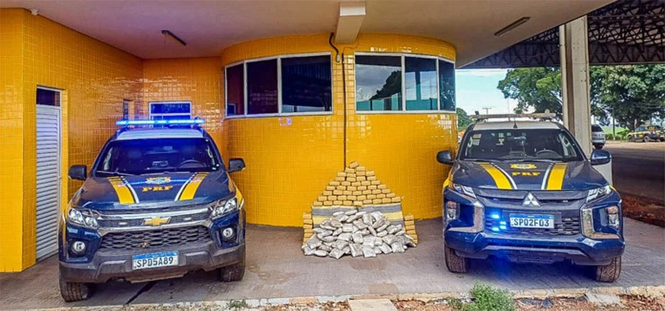 PRF apreende mais de 200 kg de drogas e prende dois homens na BR-070