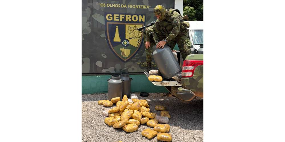 Gefron apreende 126 invólucros de skunk escondidos em tambores de leite