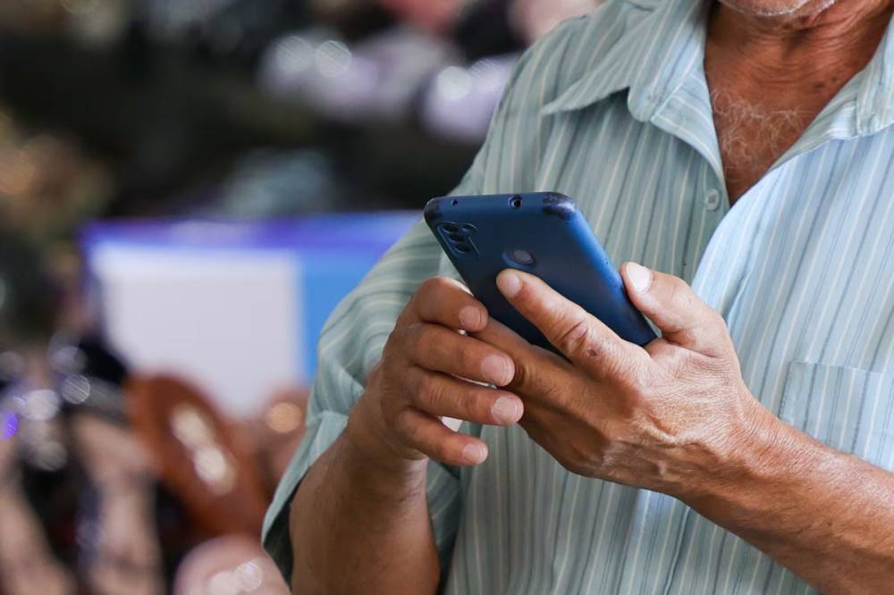 Polícia poderá verificar se celular é roubado durante blitz; saiba como vai funcionar