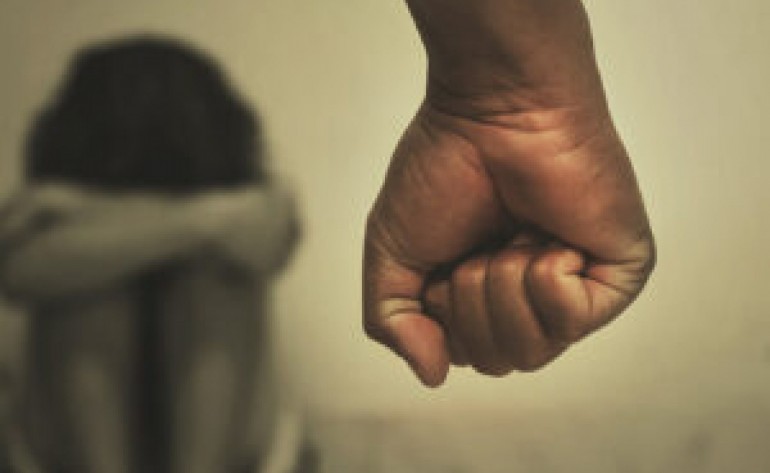 Menina de 8 anos é agredida pelo padrasto e mãe passava gelo para esconder marcas