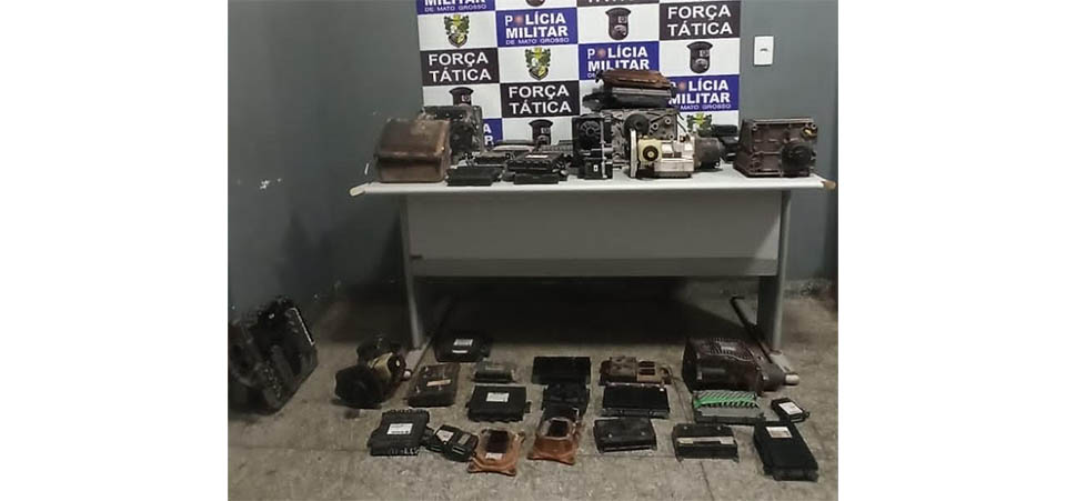 Casal é preso suspeito de tráfico de drogas e receptação de peças de caminhões furtadas