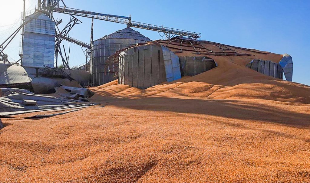 Silo com várias toneladas de milho estoura