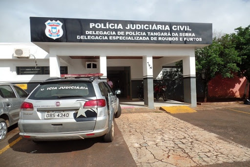 Arma cai de guarda roupa e criança é atingida nas costas