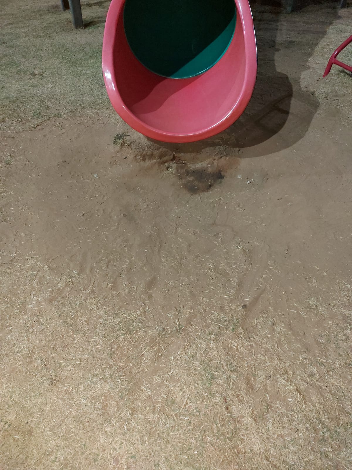 Itanhangá: Brinquedos na Praça União da Vitória precisam de manutenção