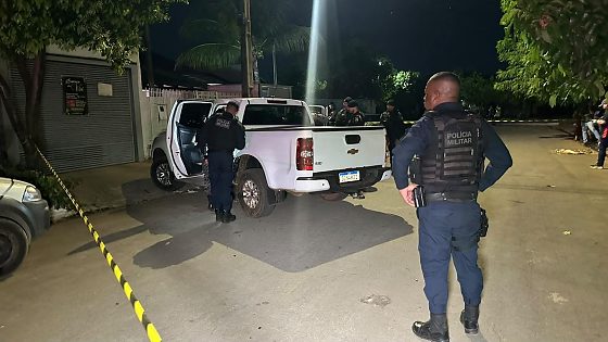 Casal é surpreendido por dupla em moto; homem morre e mulher fica ferida