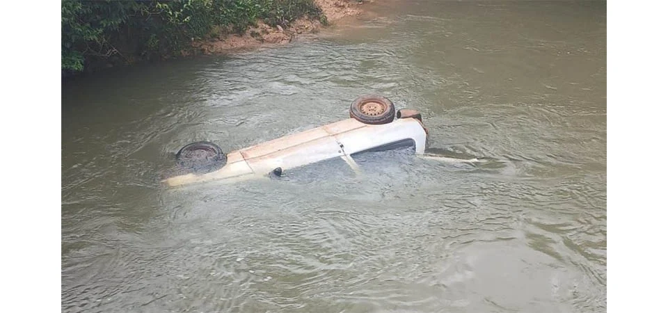 Corpo de homem é localizado após carro cair em rio