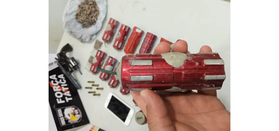 PM prende suspeito em posse irregular de armas e explosivos durante Operação