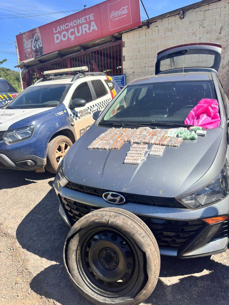 Polícia Militar e PRF apreendem R$ 300 mil em frascos de Monjauro e prendem casal por contrabando