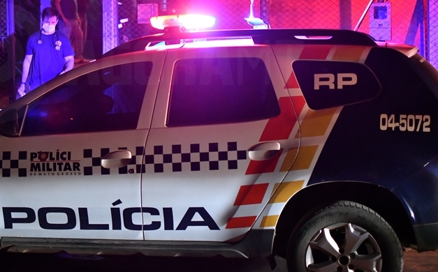 Homem mata “ex” a facadas e tenta esfaquear dona de bar