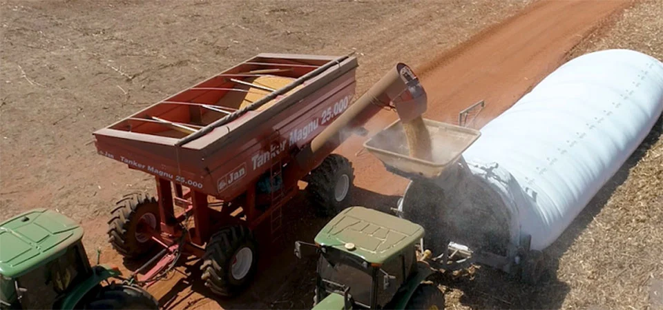 Agricultores investem em silos-bolsas para garantir soja e milho