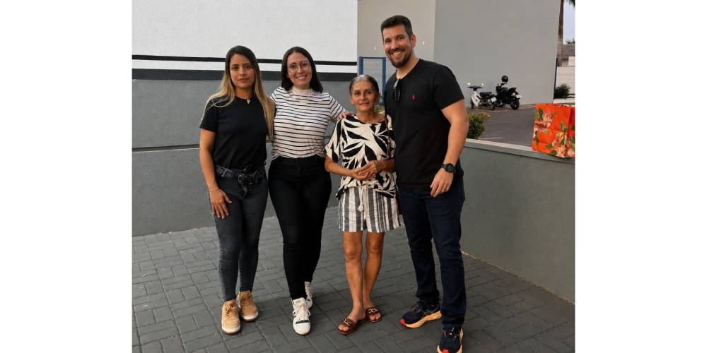 Mulher reencontra mãe biológica após 33 anos