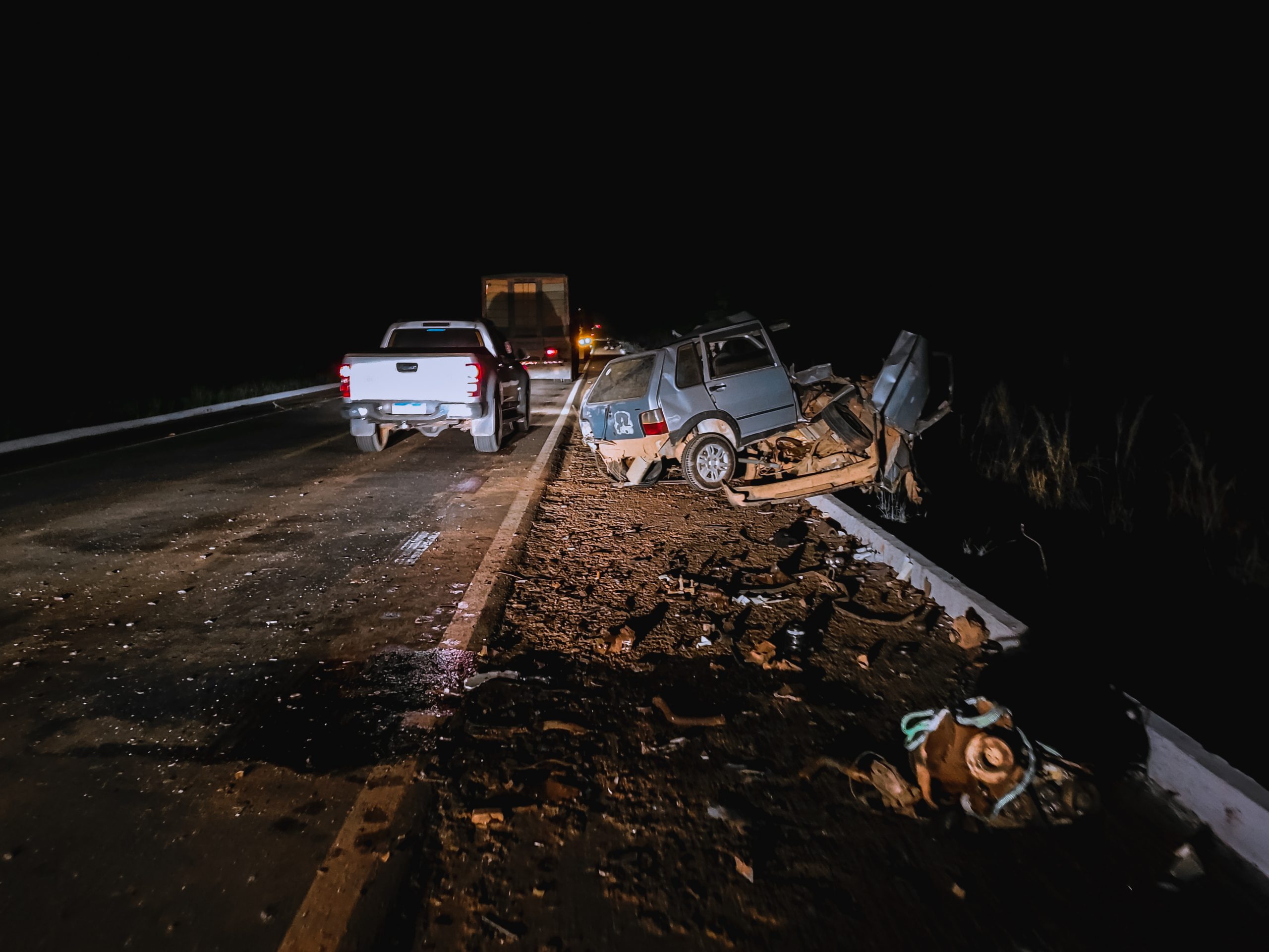 Acidente entre caminhão caçamba e Fiat Uno deixa dois mortos