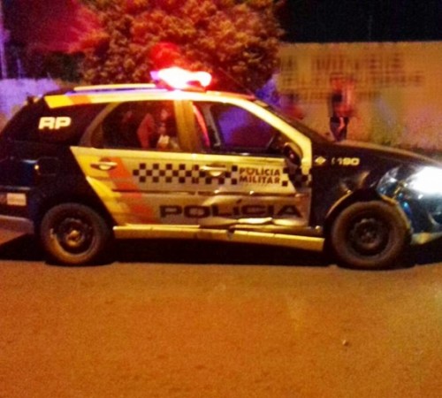 Adolescente pilotando moto bate em viatura da PM em Sinop