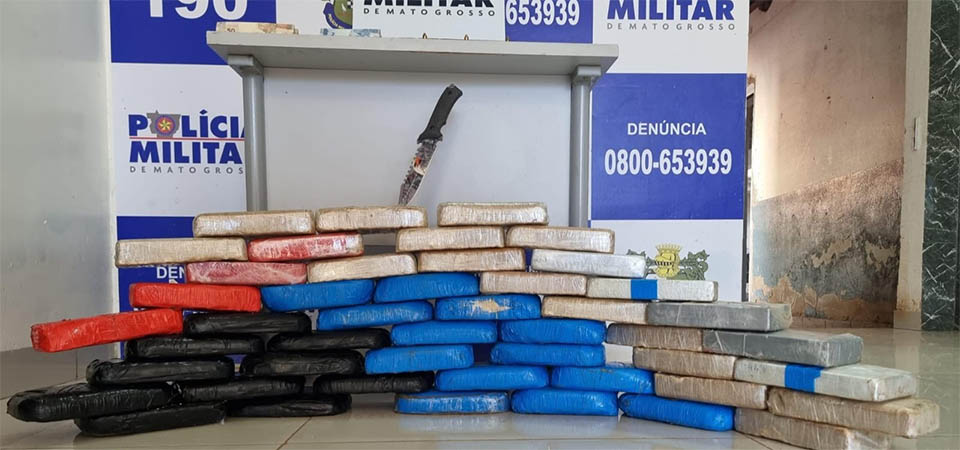 PM e PRF prendem trio transportando 47 tabletes de entorpecentes em carroceria de caminhão
