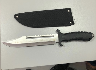 Homem é preso com faca após ameaçar aluno dentro de escola